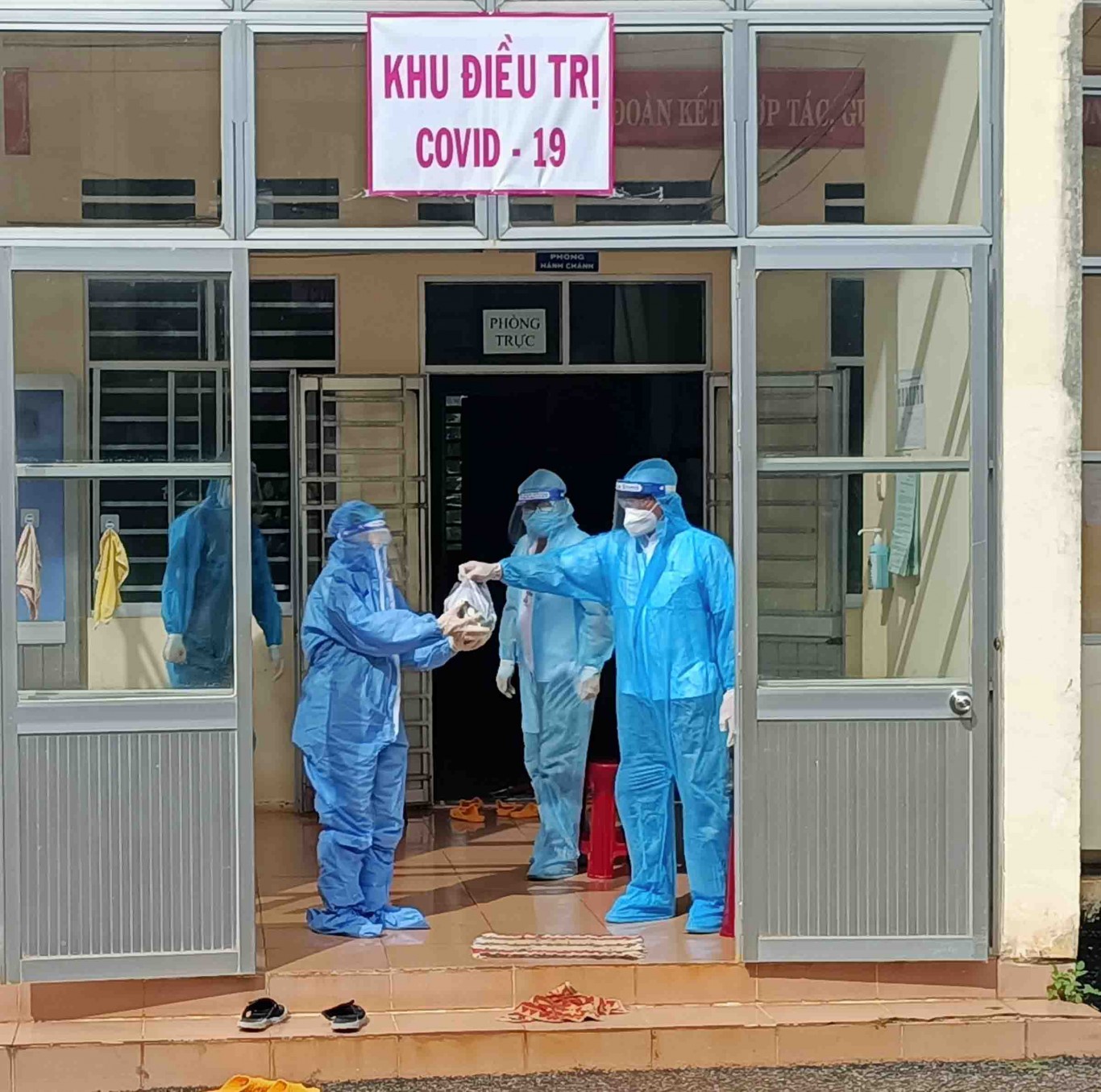 Phó chủ tịch UBND huyện Bù Đăng Nguyễn Văn Lưu thăm khu thu dung và điều trị bệnh nhân Co – Void 19 tại Trung tâm y tế huyện.