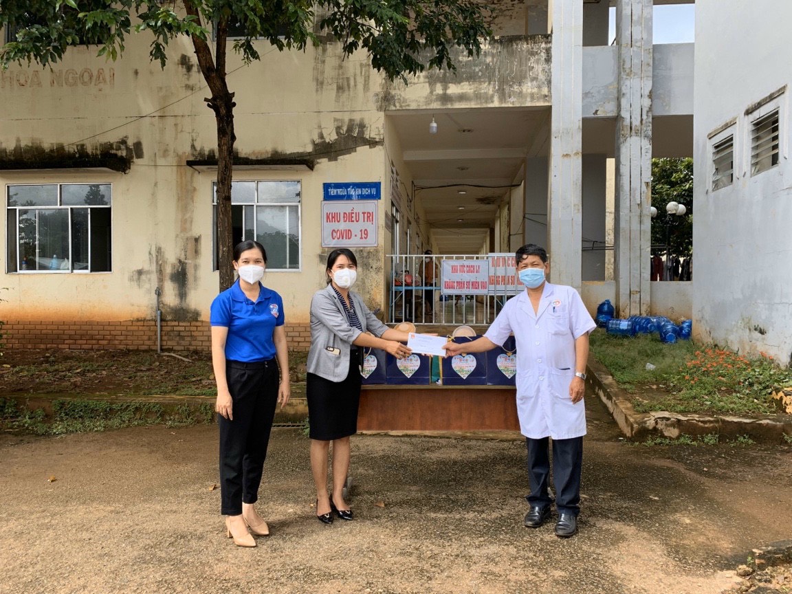 Bí thư huyện Đoàn Bù Đăng – Đào Thị Quế, Phó Chủ tịch UBND huyện Bù Đăng – Thị Diệu Hiền trao quà trung thu cho các cháu thiếu nhi tại khu điều trị F0 – Trung tâm y tế huyện cho đại diện y bác sỹ điều trị bệnh tại khu cách ly