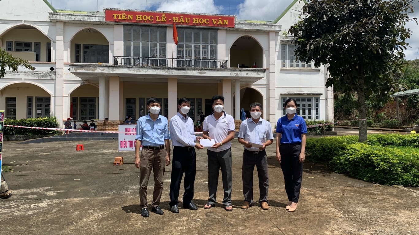 Đoàn trao quà cho đại diện quản lý khu cách ly để trao cho các em thiếu nhi.