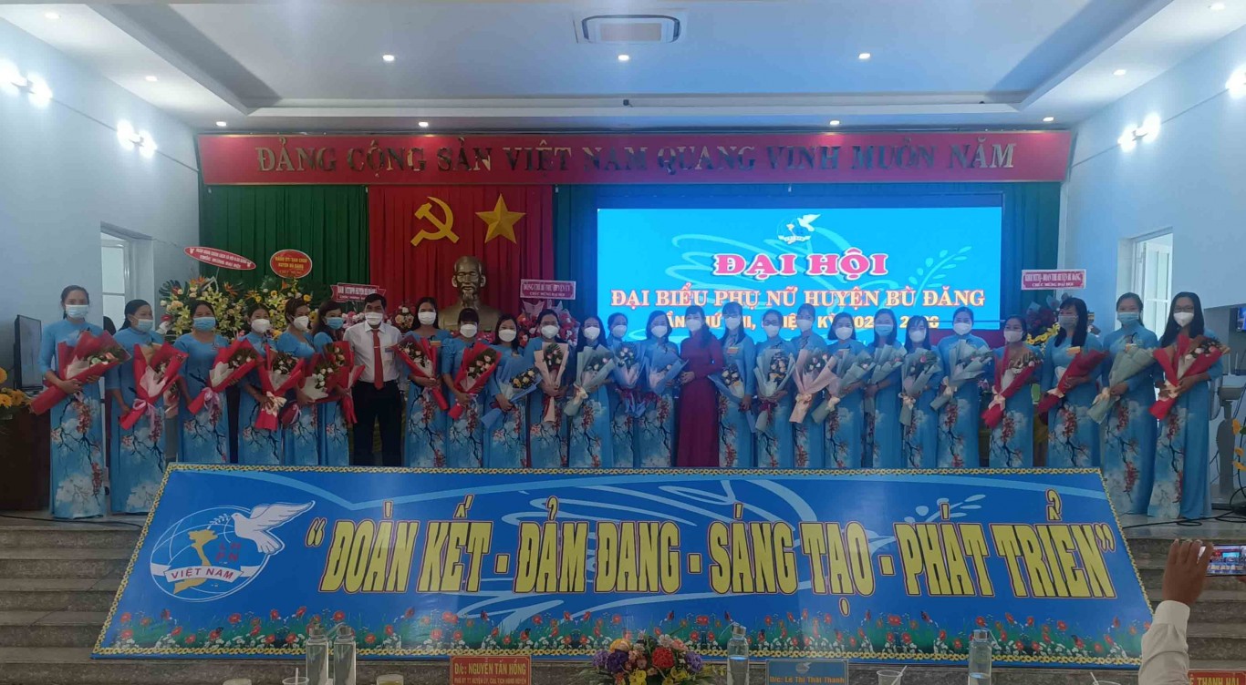 Lãnh đạo Hội LHPN tỉnh và Huyện ủy Bù Đăng chụp hình lưu niệm với các đồng chí trúng cử Ban chấp hành khóa mới nhiệm kỳ ( 2021 2026) và đoàn đại biểu đi dự Đại hội