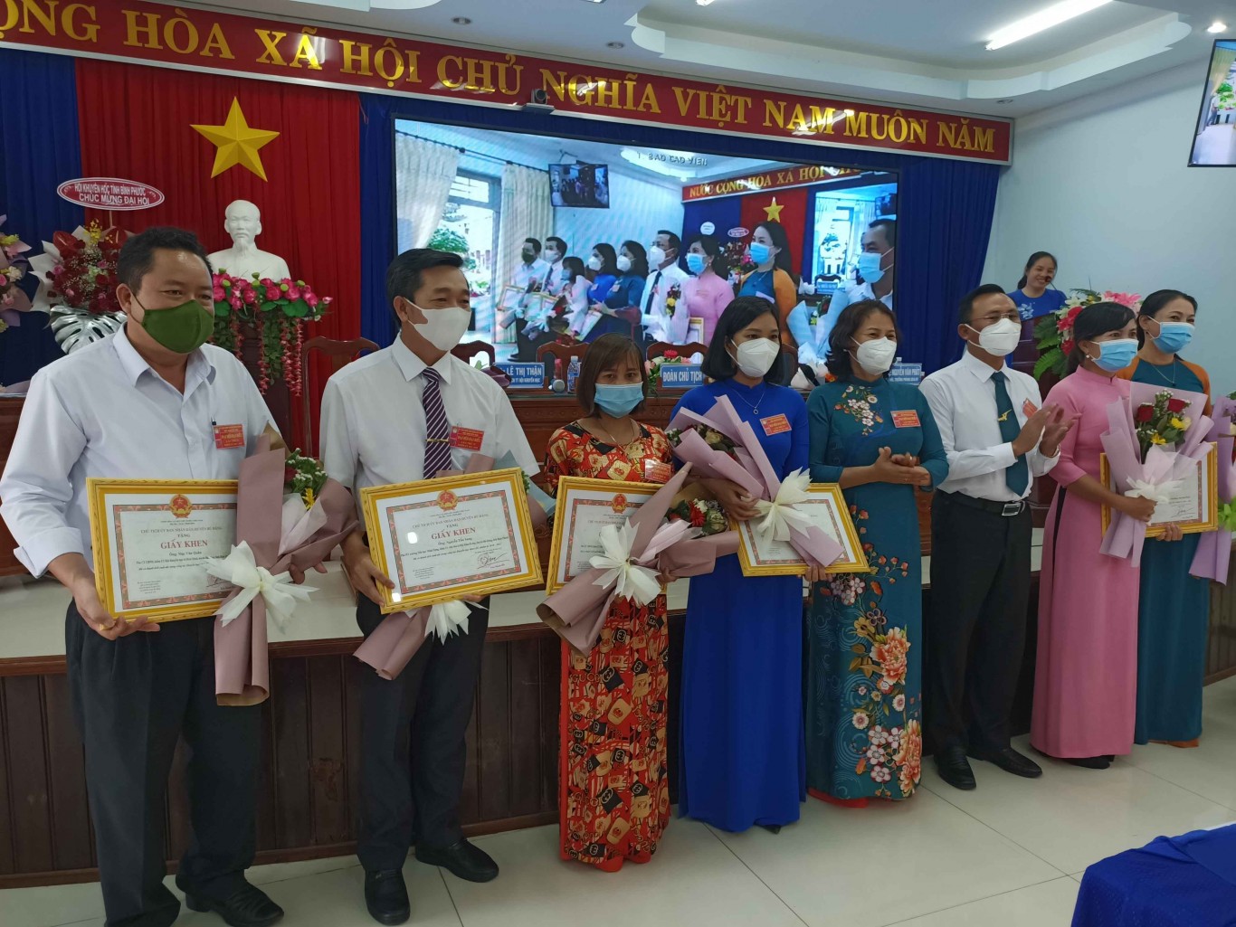 Các cá nhân được UBND huyện khen thưởng