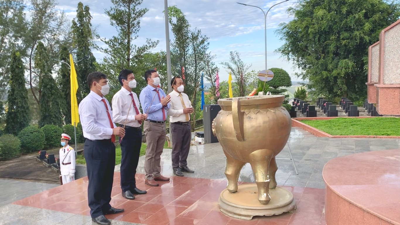 Lãnh đạo Huyện ủy, HĐND, UBND, UBMTTQVN huyện dâng hương tại Nghĩa Trang liệt sỹ huyện