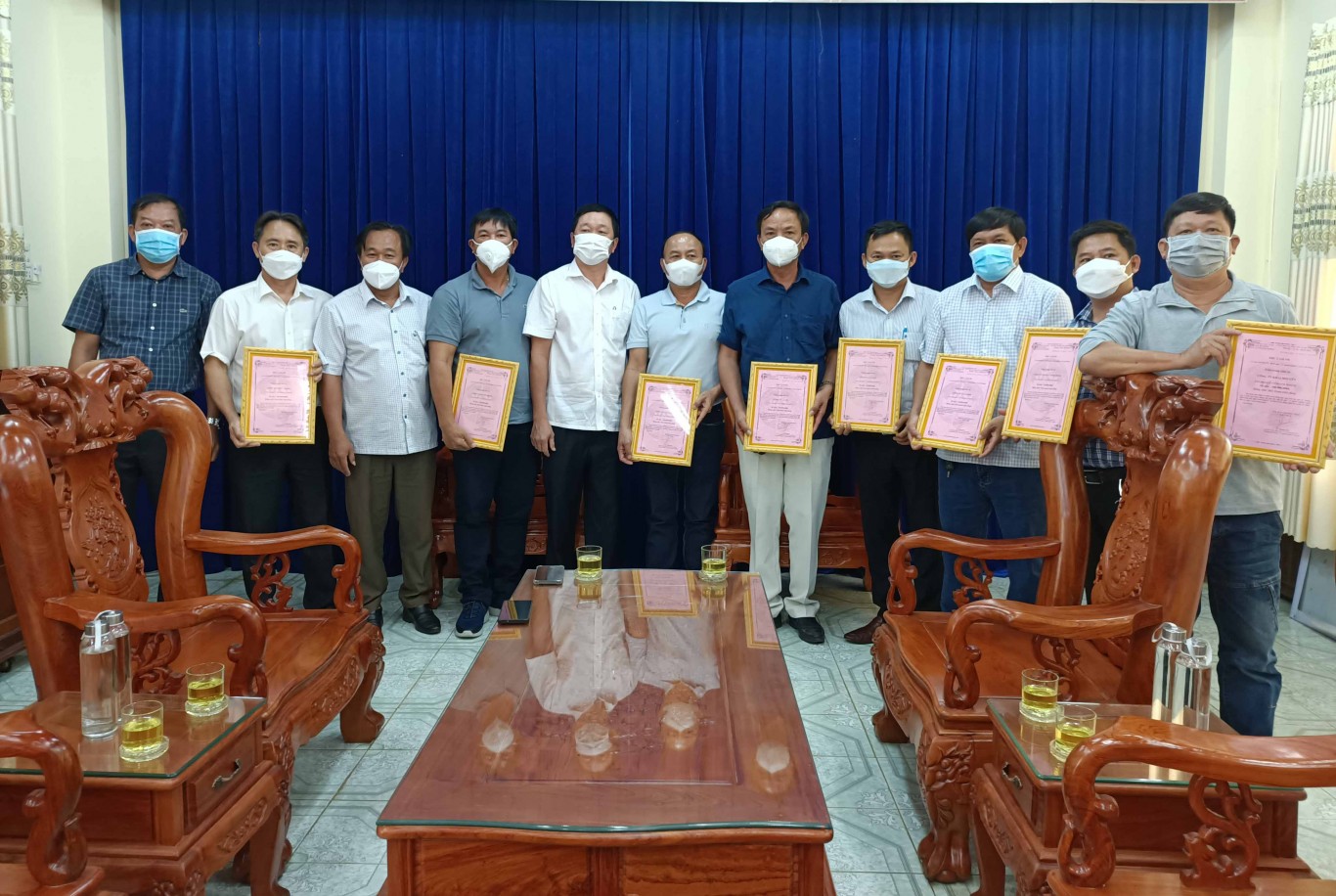 Chủ tịch UBND huyện Bù Đăng Trần Thanh Hòa, Trưởng ban Dân Vận   Chủ tịch UBMTTQVN huyện Lê Thanh Hải trao thư cảm ơn ghi nhận sự đóng góp của các Công ty, doanh nghiệp trên địa bàn tỉnh Bình Phước