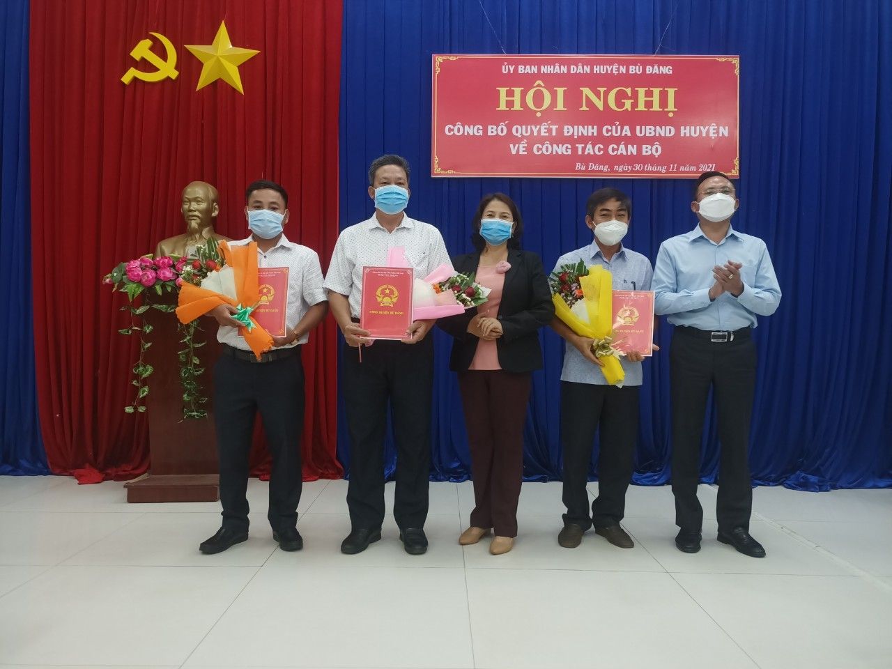 Lãnh đạo HĐND   UBND huyện trao hoa và quyết định cho các đồng chí vừa được điều động, bổ nhiệm