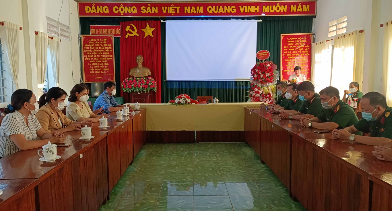 Toàn cảnh buổi thăm, chúc mừng Cán bộ, chiến sỹ Ban chỉ huy Quân sự huyện của Lãnh đạo Huyện ủy HĐND UBND UBMTTQVN huyện Bù Đăng