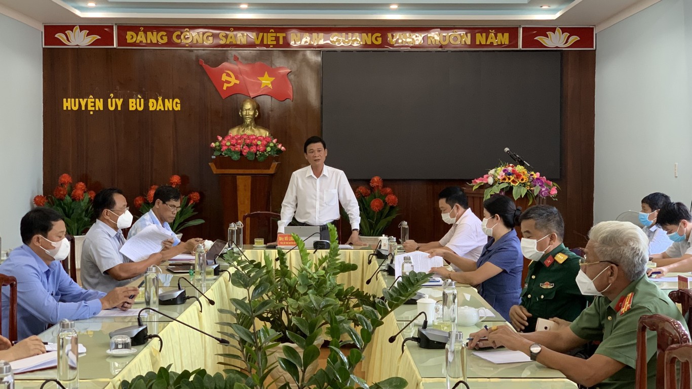 TUV, Bí thư huyện ủy, Trưởng Ban chỉ đạo phòng, chống dịch Covid-19 huyện Bù Đăng - Vũ Lương phát biểu chỉ đạo tại buổi làm việc