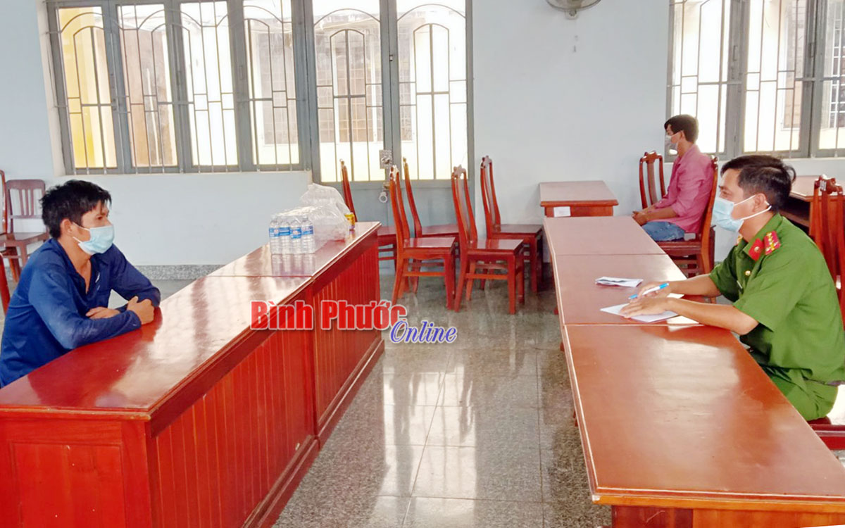 Công an xã Thọ Sơn lấy lời khai đối tượng vi phạm ngày 08/9/2021. Nguồn: Báo Bình Phước