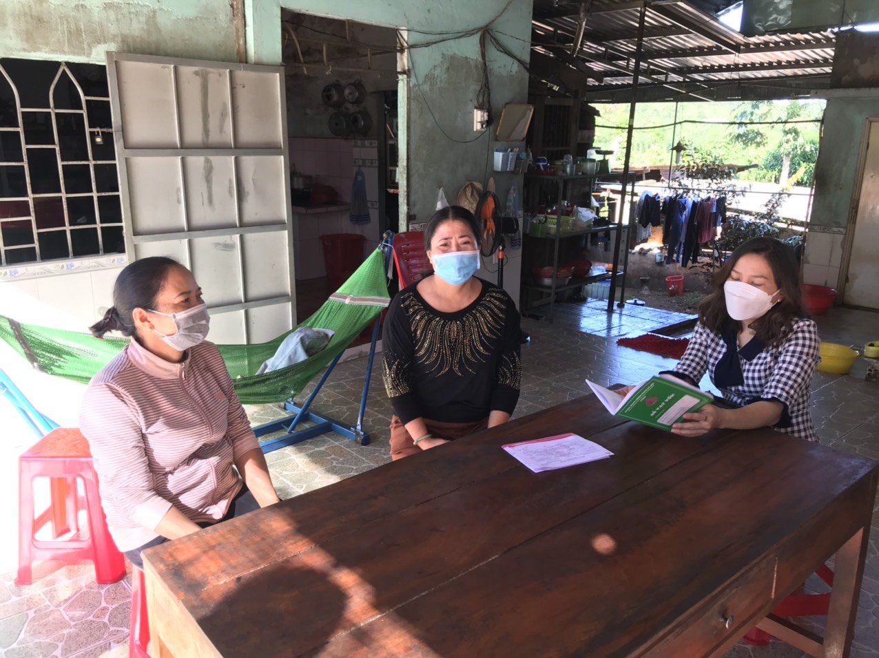 Chị Phan Thị Dịu ( ngồi giữa) đang cùng Hội LHPN xã Đức Liễu đi kiểm tra việc sử dụng vốn của tổ viên