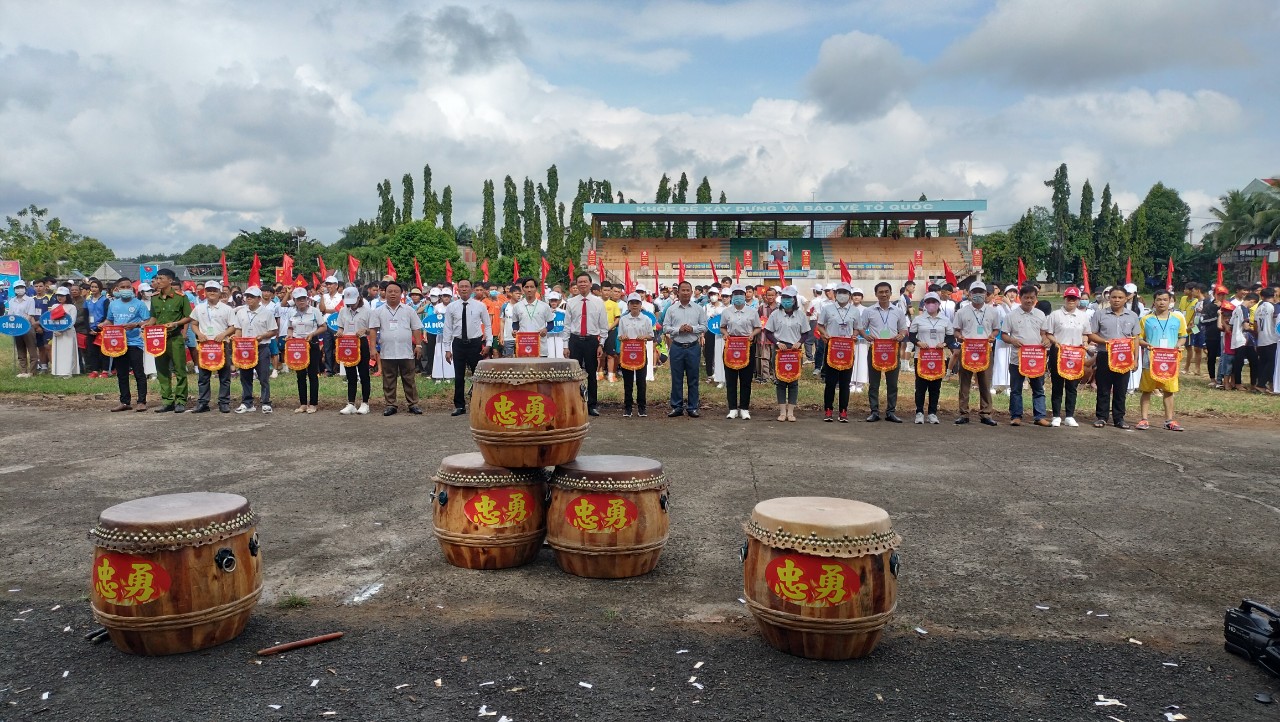 Lãnh đạo Sở Văn hóa Thể Thao và Du Lịch tỉnh Bình Phước, lãnh đạo huyện Bù Đăng chụp hình lưu niệm với Trưởng các đoàn Vận động viên tham dự Đại hội