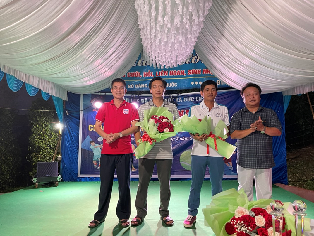 ông Vũ Đức Hoàng – Trưởng phòng VH&TT, ông Trần Văn Vĩnh – CT.UBND xã Đức Liễu tặng hoa chúc mừng Ban chủ nhiệm Câu lạc bộ Tennis.