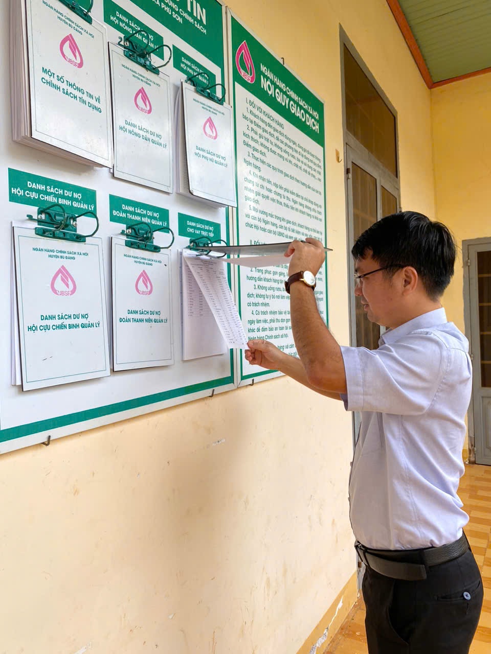 Ông Phạm Thanh Hùng- Trưởng đoàn kiểm tra các bảng công khai tín dụng chính sách tại Điểm Giao dịch xã.