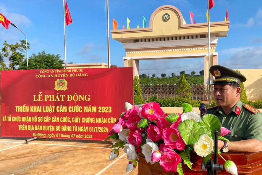 Bù Đăng thu thập mống mắt khi làm thẻ căn cước